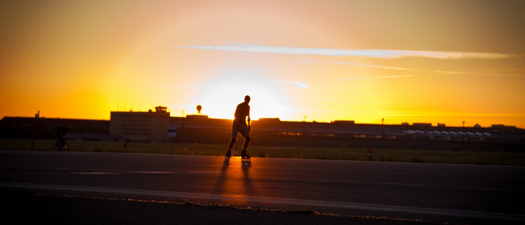 Skater im Sonnenuntergang auf dem Flughafen Berlin Tempelhof
