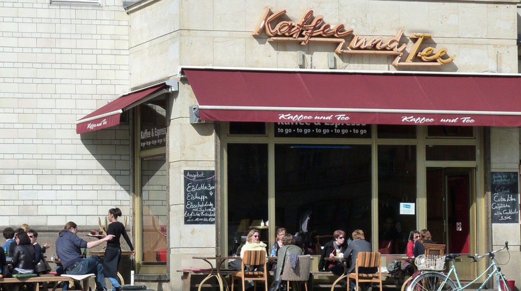 Das "Kaffee und Tee" am Frankfurter Tor in Berlin Friedrichshain Stalinbauten mit Kaffee und Tee