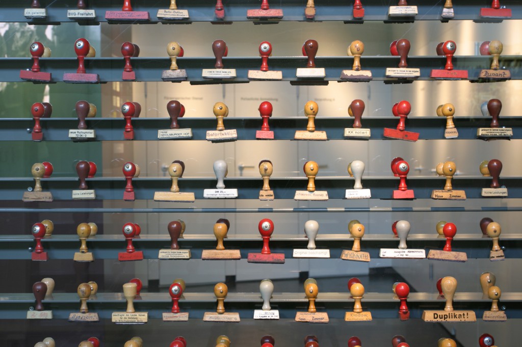 Stempelinstallation im Ausstellungsraum "Das Notaufnahmeverfahren" Ausstellungsteil der Erinnerungsstätte Notaufnahmelager Marienfelde