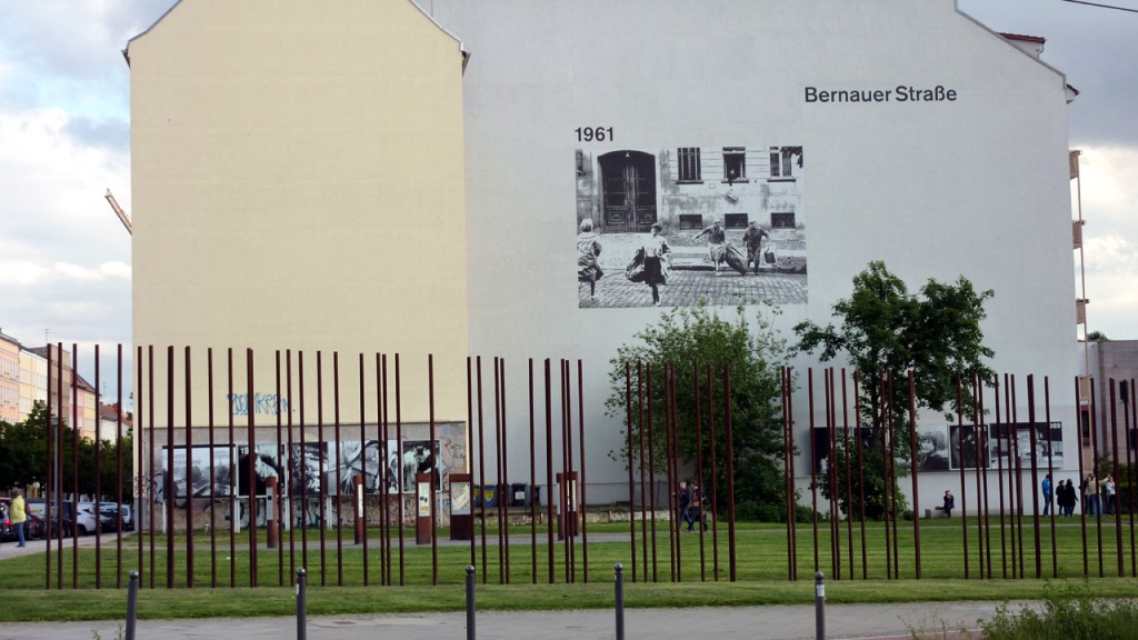 Entlang der Bernauer Strasse in Berlin verlief die Berliner Mauer.