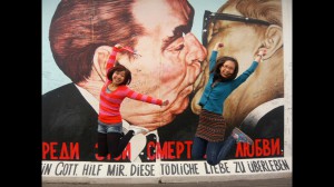 Touristenmagnet East Side Gallery - die küssenden Honecker und Breschnew.